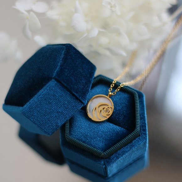 NEW 18K Gold Plated Mother of Pearl Camelia Flower Round Pendant Necklace - Picture 8 of 11